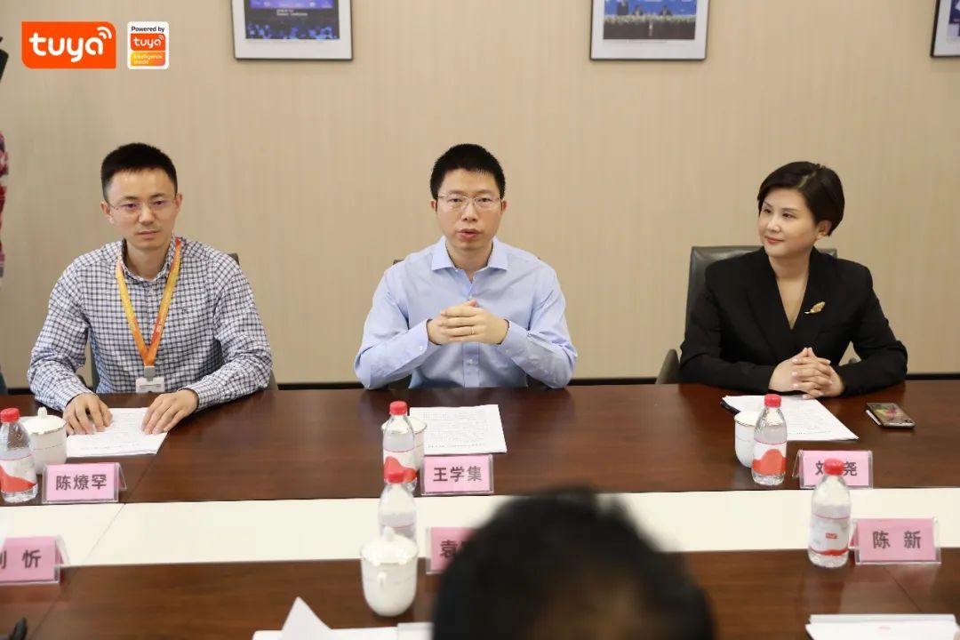 涂鸦智能联合创始人兼总裁陈燎罕(左),涂鸦智能高级副总裁兼cfo刘尧