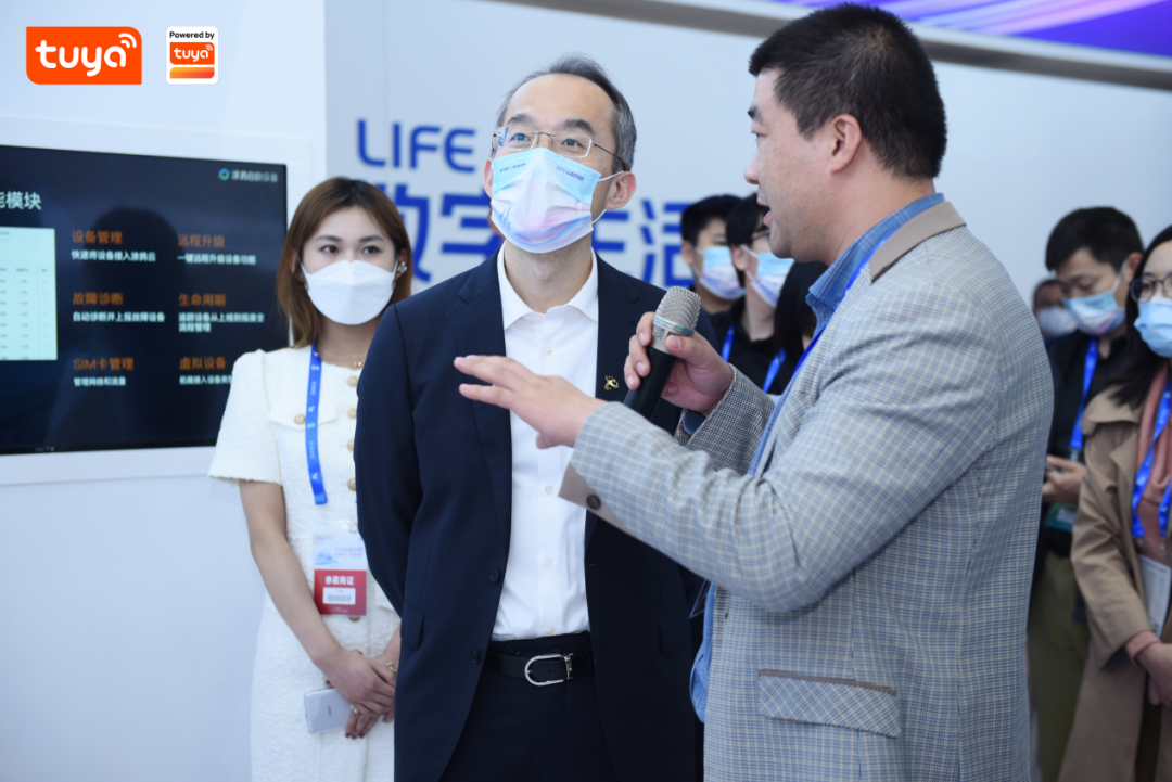 【中国电信集团副总唐珂先生(左二)带队参观涂鸦智能】